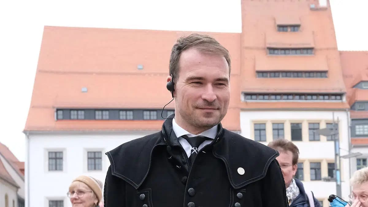 Otel odasını dağıttı, polise direndi: Belediye başkanı görevden uzaklaştırıldı