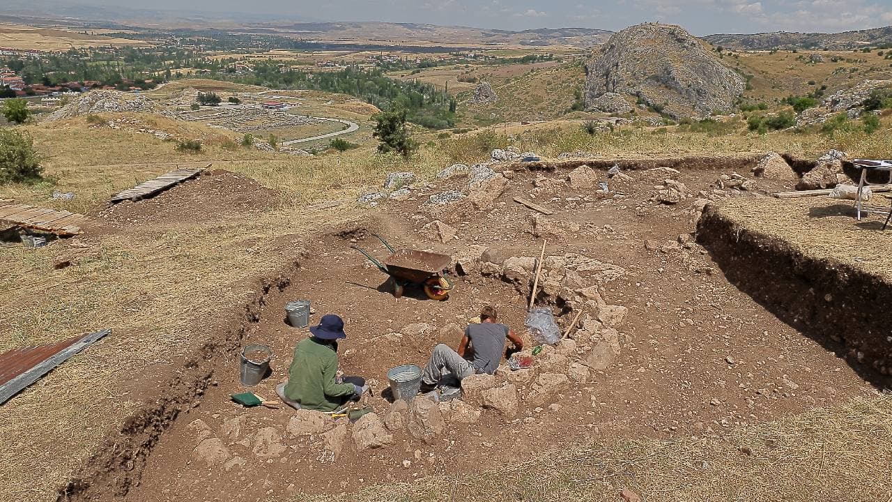 Çorum'da tarihi keşif: Hattuşa'da 2 bin 300 yıllık eşsiz mezarlar gün yüzüne çıktı