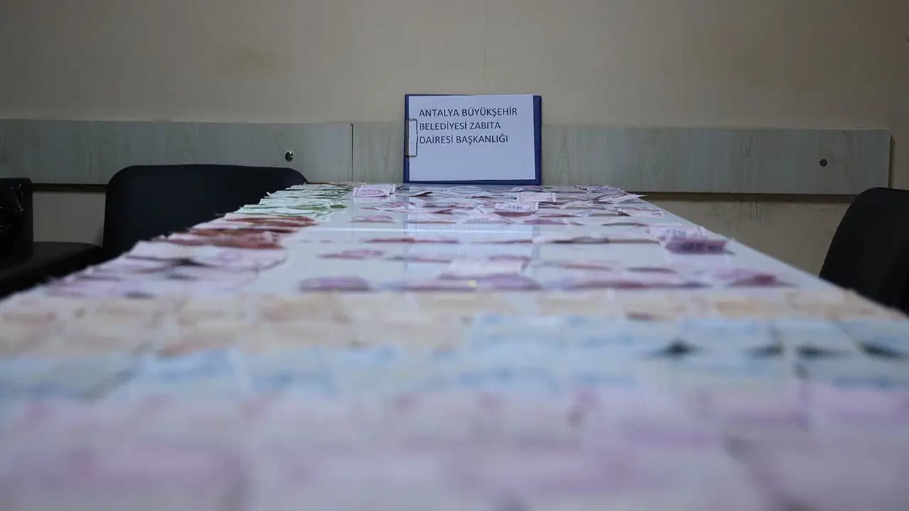 Antalya'da dilencilik yapan kişinin üzerinden 17 bin lira çıktı