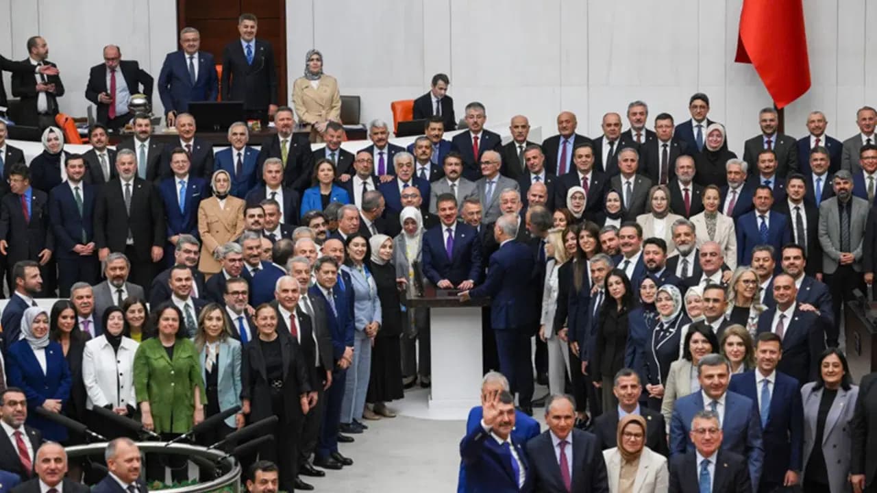 TBMM'de tarihi oturum: 'Çerçeve yasa' olarak bilinen milli dayanışma teklifi meclisten geçti