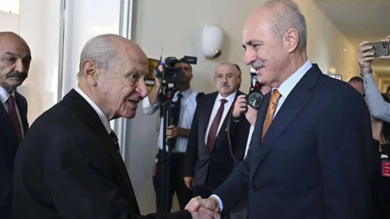 Bahçeli'den Kurtulmuş'a 'çerçeve yasa' jesti: 'Birliğin Gücü' yazılı tablo hediye etti