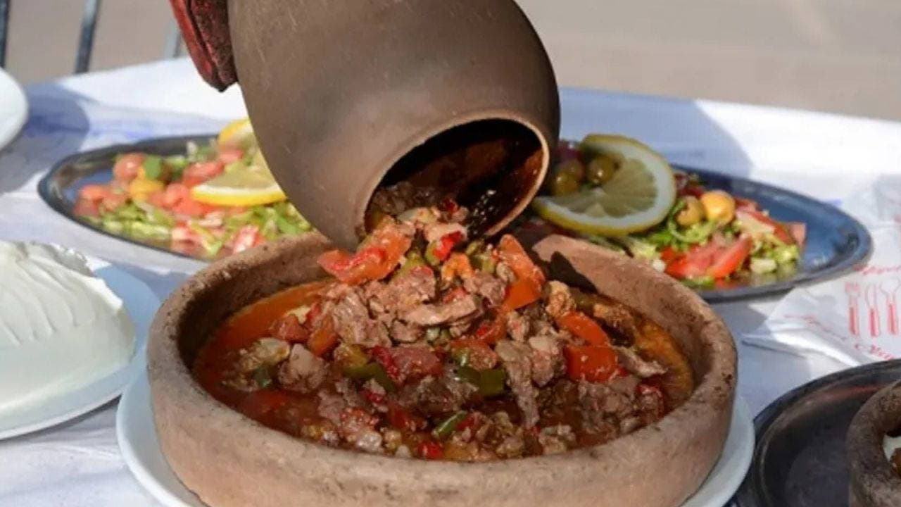 Antakya'nın efsanevi lezzeti tepsi kebabı: Zırhtan geçirilen kıymanın fırında cızır cızır buluşması