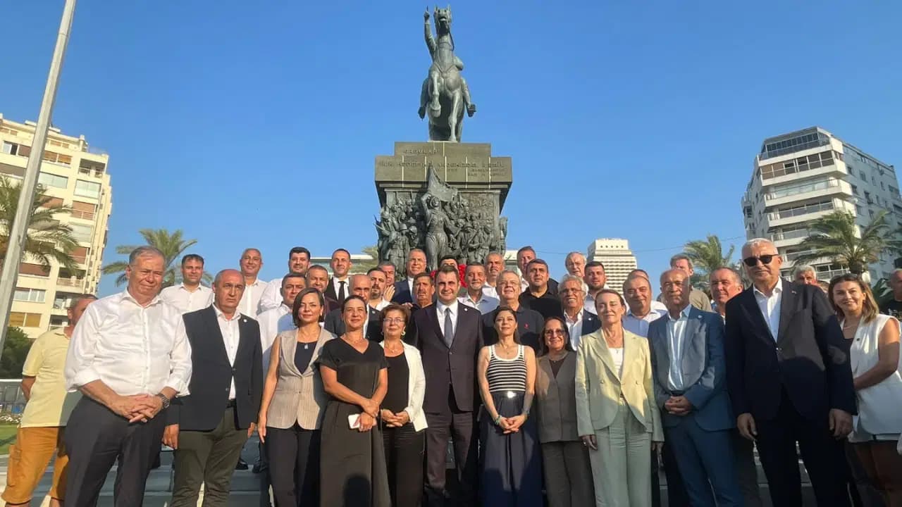 YENİ Parti İzmir'de Atatürk Anıtı'na çelenk sundu: 'Bu umudun partisi'