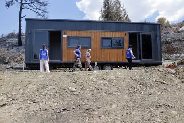 Muğla'da orman yangınının izleri siliniyor: Ailelere yaşam konteyneri desteği