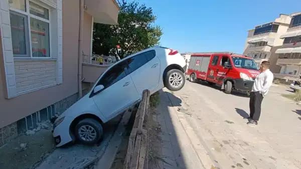 Babaeski'de kontrolü kaybeden otomobil apartmanın bahçe duvarında asılı kaldı