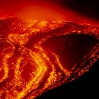 Avrupa'nın dev yanardağı Etna 6 gündür alev püskürüyor: Havalimanı yeniden kapatıldı