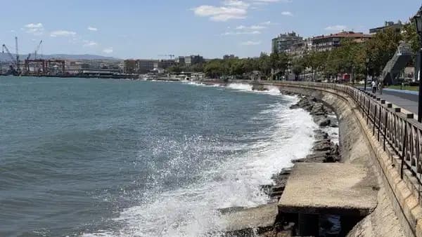 Marmara ve Karadeniz'de fırtına alarmı: İstanbul dahil birçok ilde denize giriş yasağı getirildi
