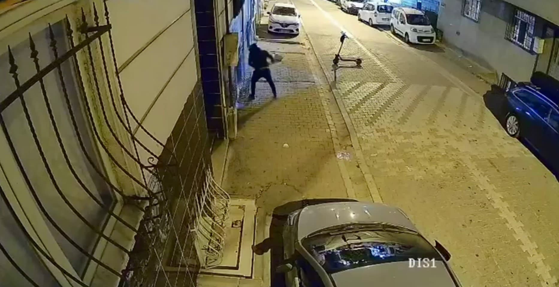 Esenyurt'ta dehşet: Eski sevgili binayı kundakladı, camları kırdı