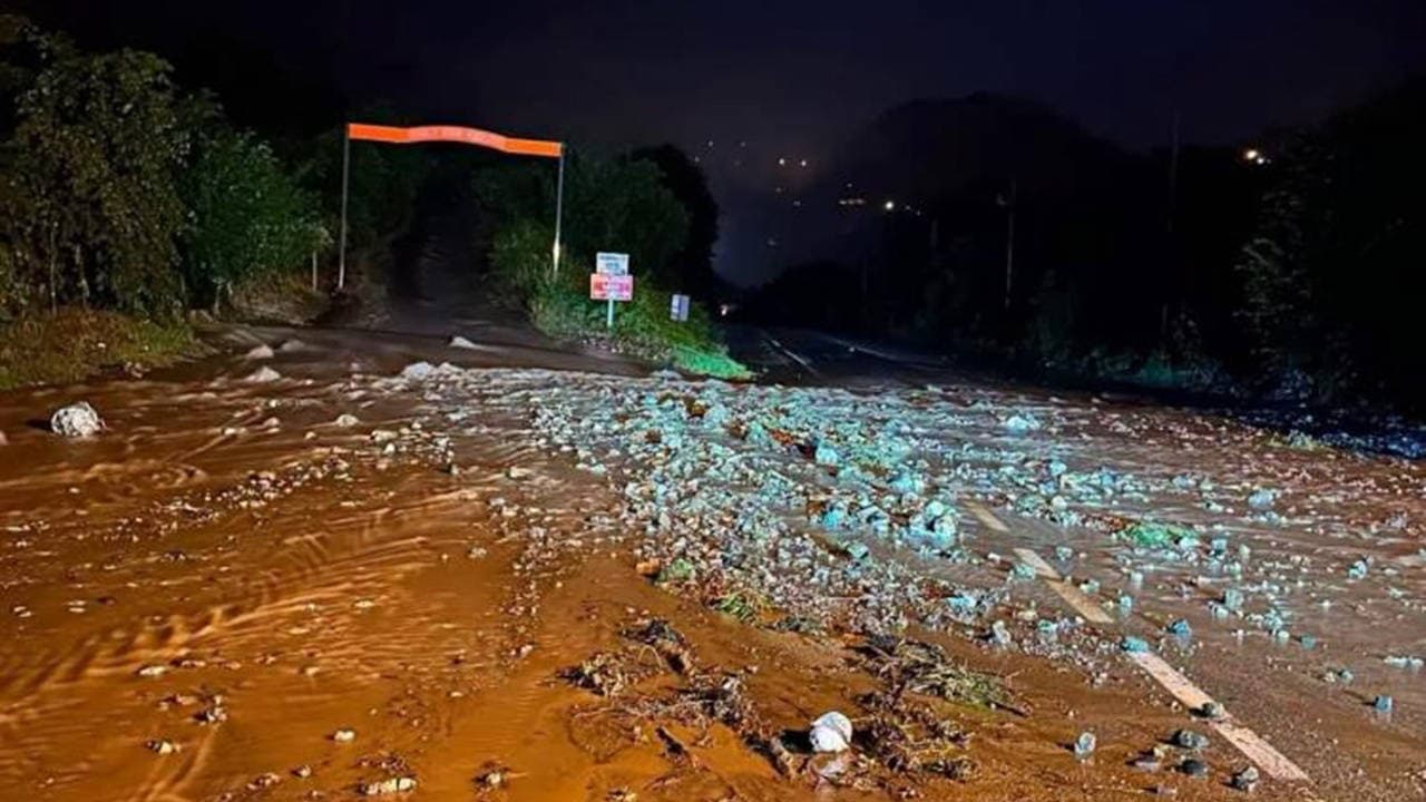 Giresun'da şiddetli yağış felaketi: Tirebolu-Torul kara yolu ulaşıma kapandı