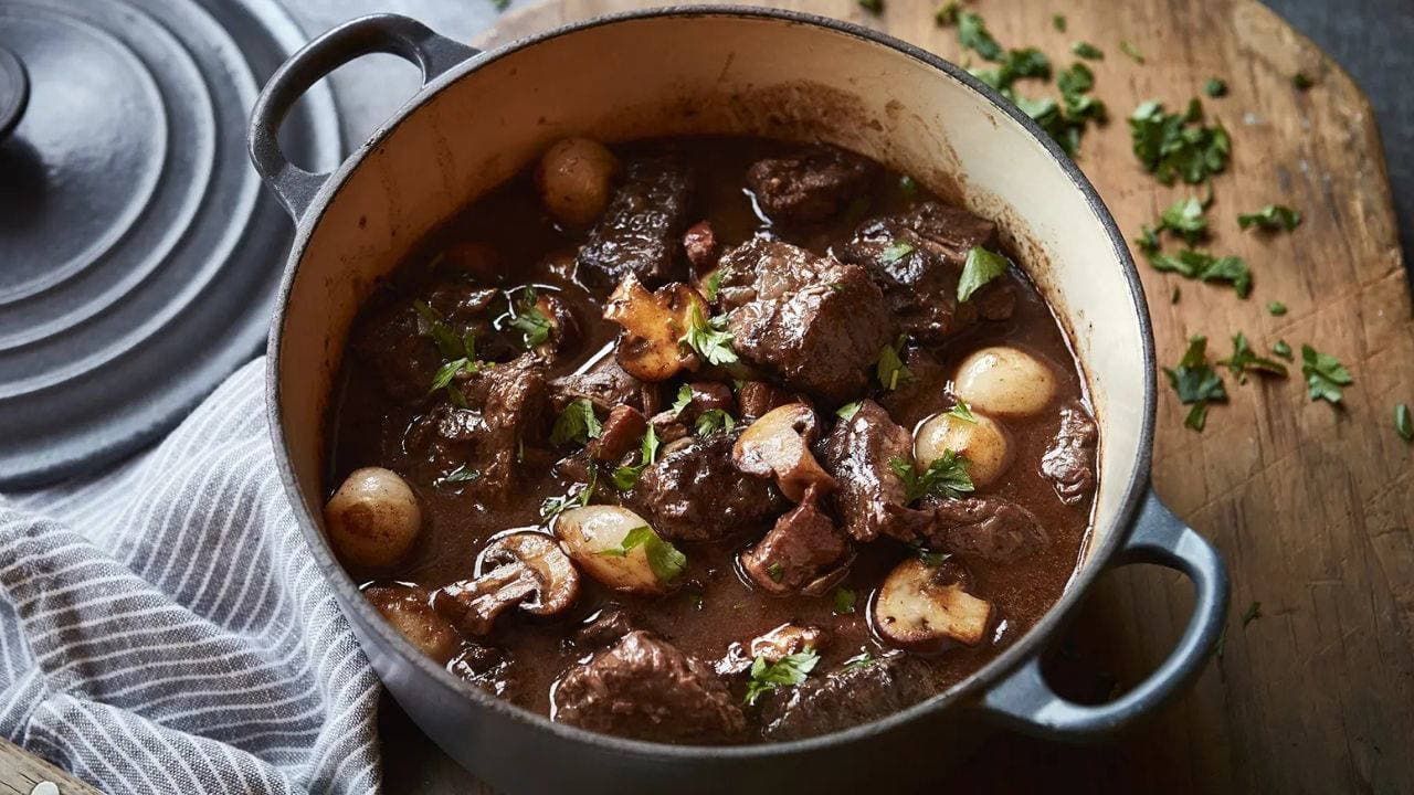 Fransız mutfağının taçlanmış klasiği: Boeuf Bourguignon'un büyüleyici hikâyesi