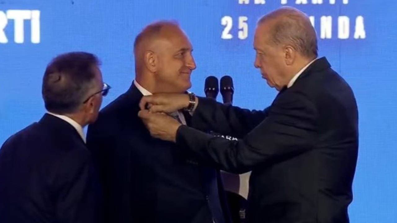 AKP'nin Meclis'teki sandalye sayısı 280'e yükseldi: 3 milletvekili ve 7 belediye başkanı Cumhur İttifakı'na katıldı