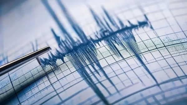 İzmir Karaburun açıklarında 3.8 büyüklüğünde gece yarısı depremi