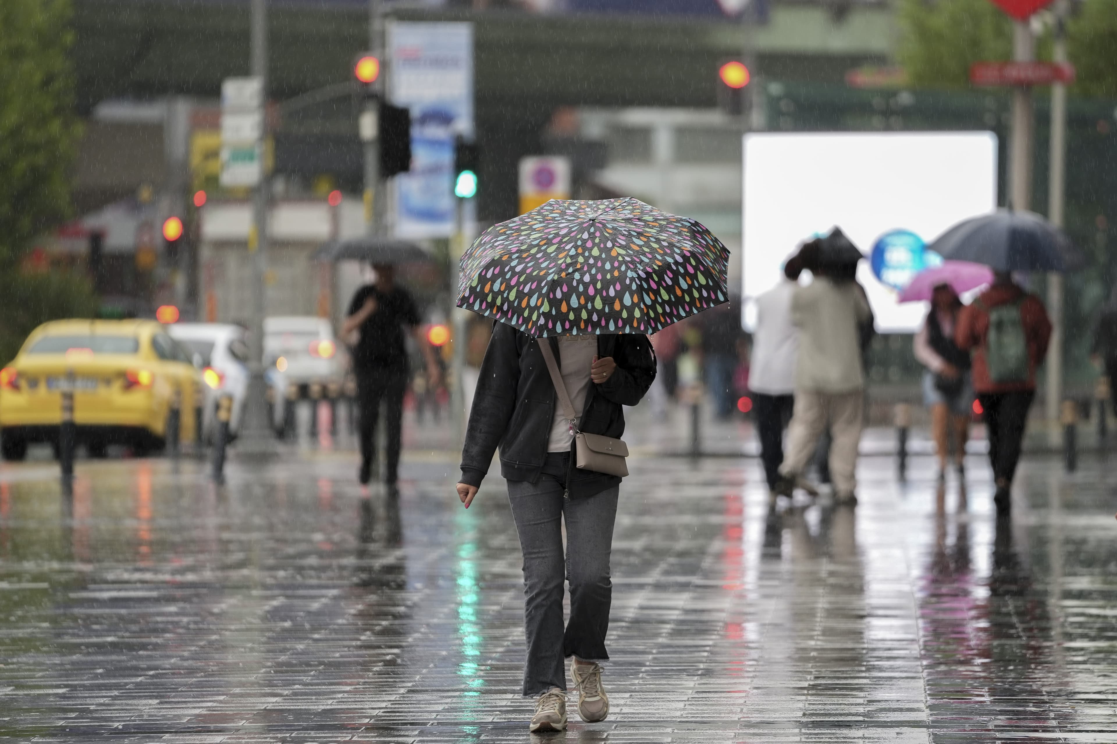 Meteoroloji'den 24 ile sağanak uyarısı: 4 il için sarı kod verildi, fırtına 80 kilometre hızla esecek