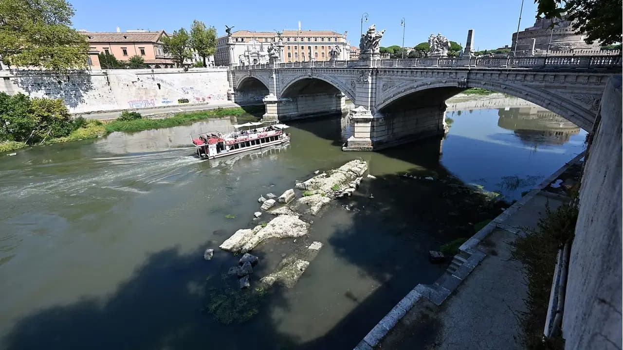 Roma'da aşırı sıcaklar 2 bin yıllık tarihi köprüyü gün yüzüne çıkardı