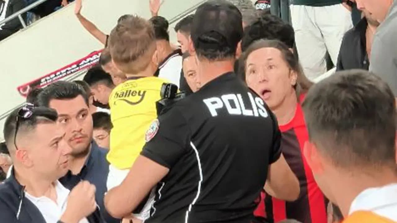 Gençlerbirliği-Fenerbahçe maçında skandal görüntü: Minik taraftarın forması çıkartıldı, soruşturma başlatıldı