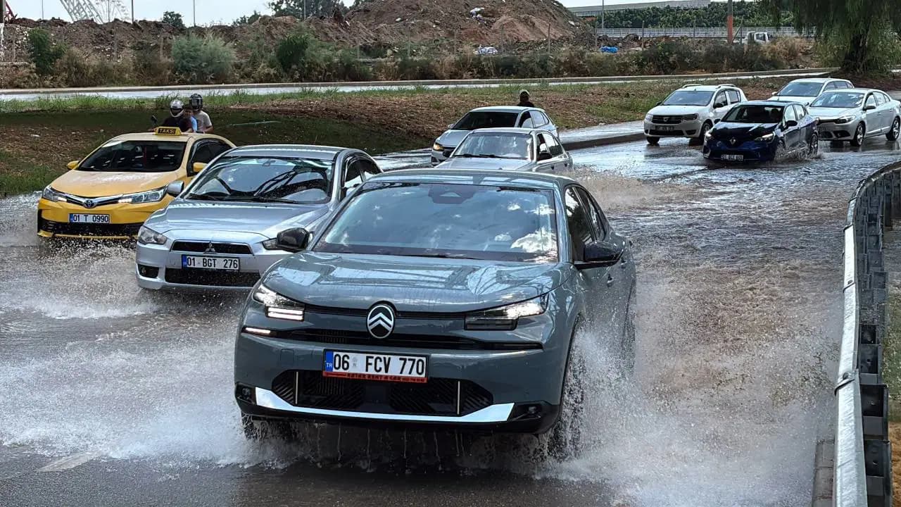 Adana'da sağanak ve fırtına kabusu: Yollar göle döndü, bir evin çatısı uçtu