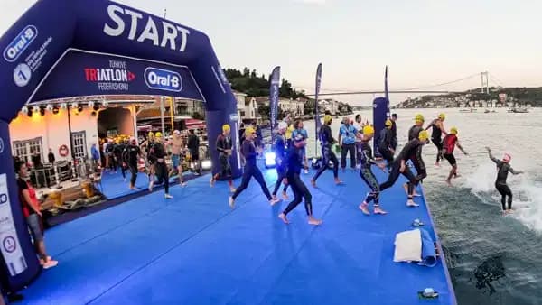 İstanbul Boğaziçi'nde triatlon heyecanı: 6. yarış büyük coşkuyla tamamlandı