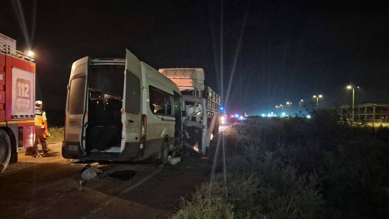Hatay'da feci kaza: İşçi servisi kamyonla çarpıştı, 1 kişi hayatını kaybetti