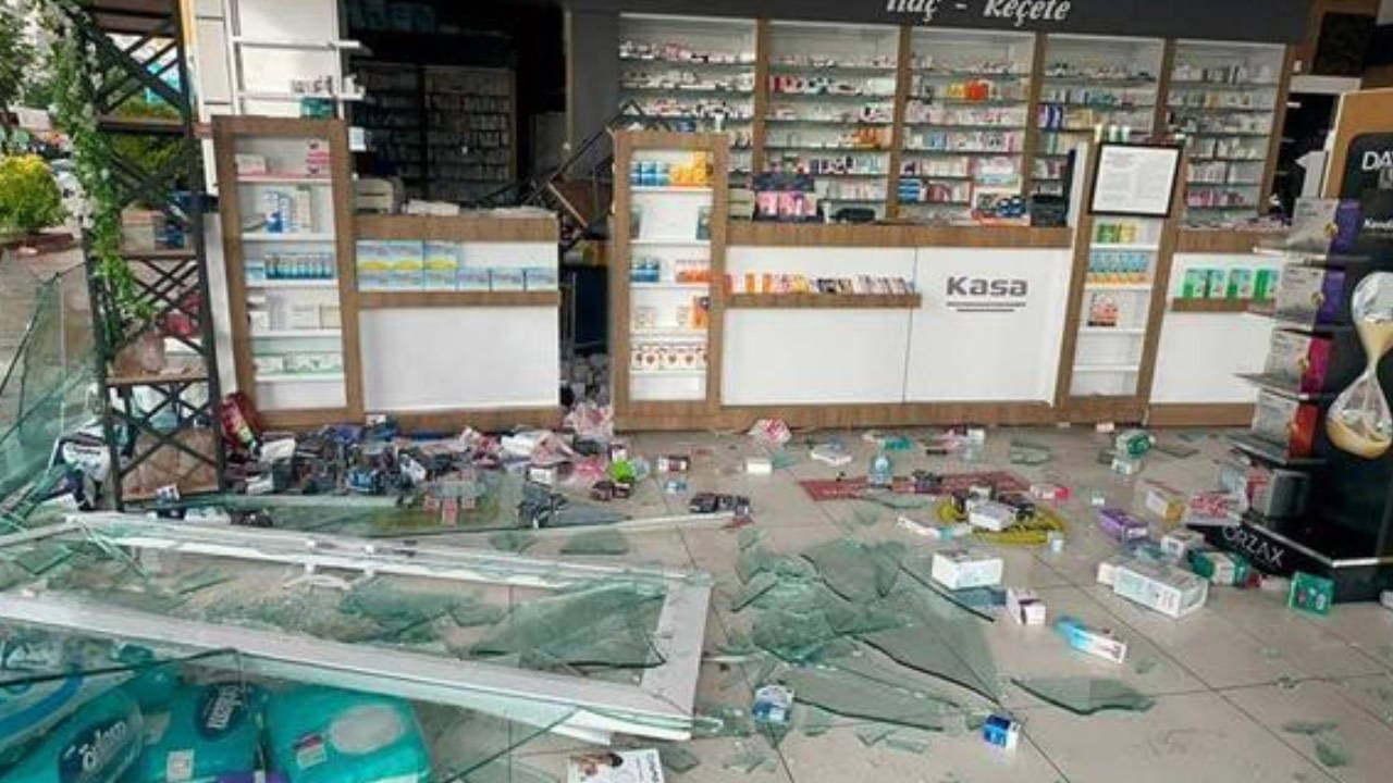 Malatya'yı 5 dakikada esir alan fırtına: Ağaçlar devrildi, caddeler göle döndü