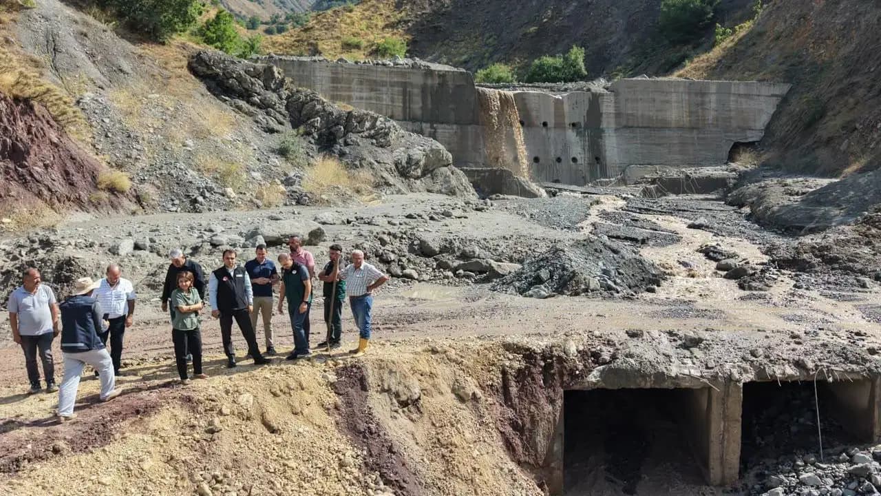 Tunceli'de sağanak hayatı felç etti: Köy yolları kullanılamaz hale geldi