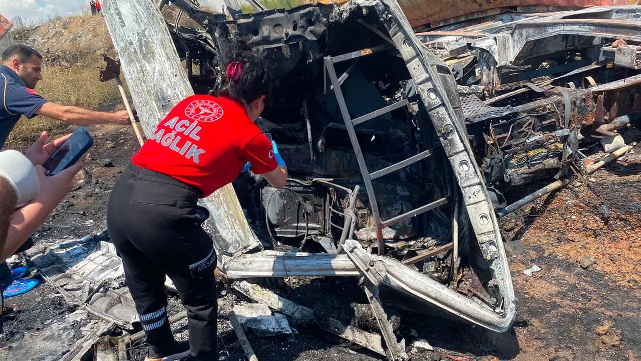 Niğde-Ankara Otoyolu'nda feci kaza: Madeni yağ yüklü TIR devrildi, sürücü hayatını kaybetti