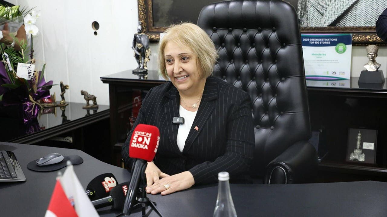 Menderes Belediyesi’nde devir teslim: Asuman Şen göreve başladı