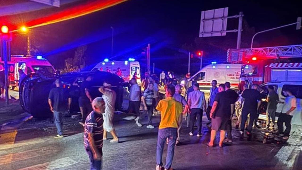 Sakarya'nın Akyazı ilçesinde iki araç çarpıştı: 1'i bebek 7 kişi yaralandı