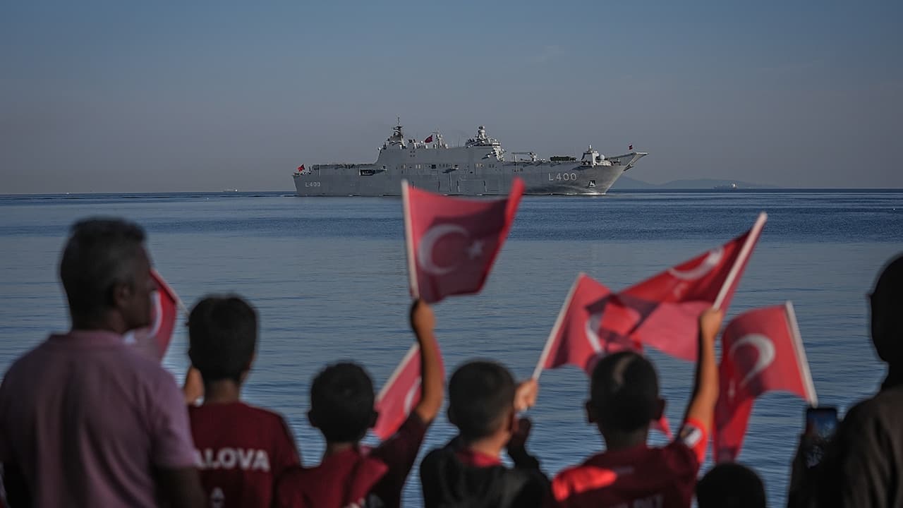TEKNOFEST Mavi Vatan heyecanı Körfez'i sardı: TCG Anadolu ve TCG Heybeliada Yalova'dan selamlama geçişi yaptı