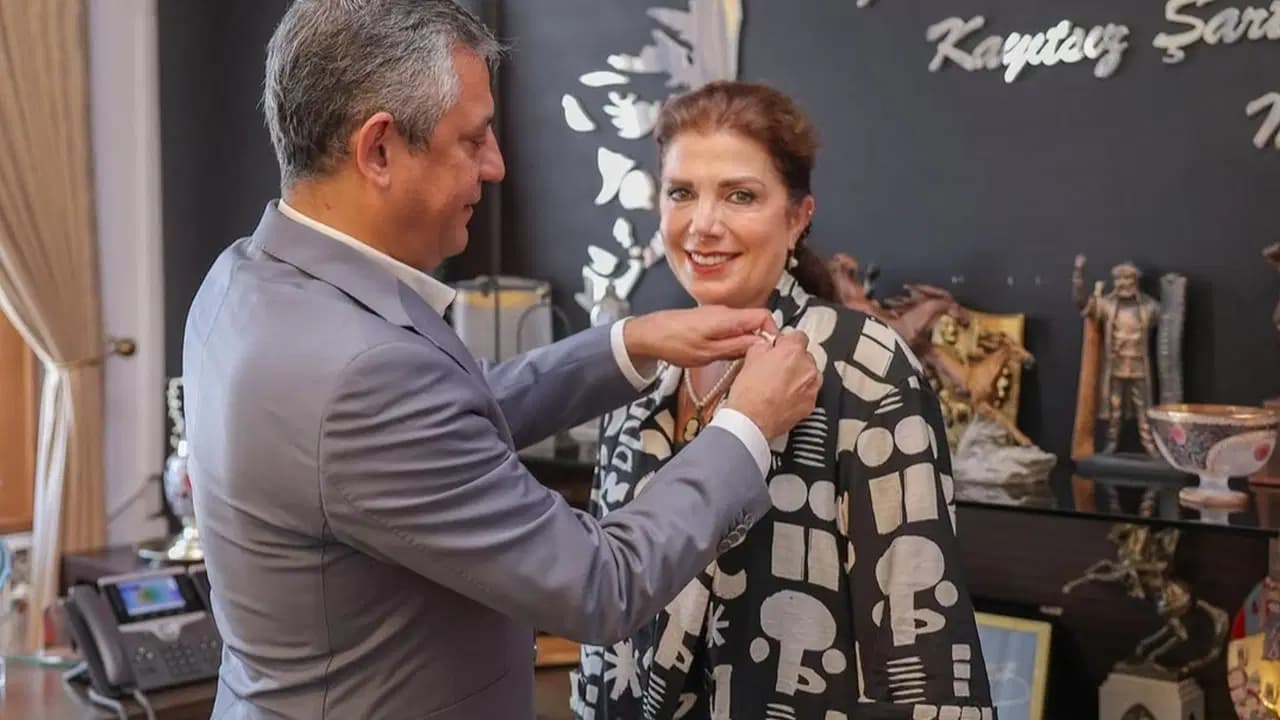 Ahmet Taner Kışlalı'nın eşi Nilüfer Kışlalı, YENİ Parti'ye katıldı