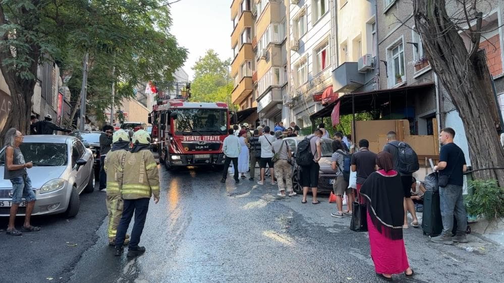 Beyoğlu'ndaki otelde çıkan yangında 17 misafir tahliye edildi