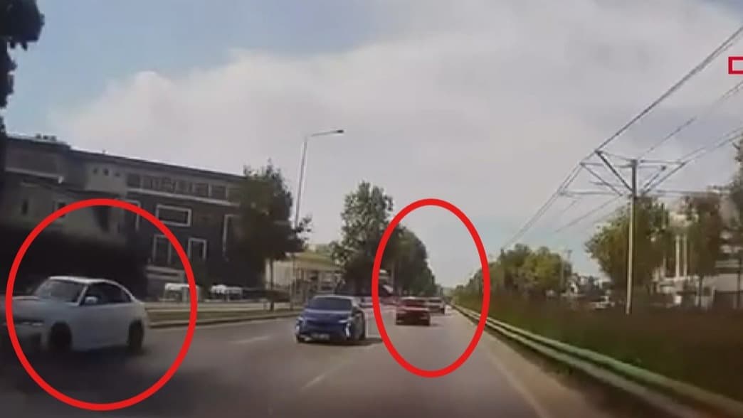 Bursa'da otoyolda makas atarak yarışan iki otomobil çarpıştı: O anlar araç kamerasında