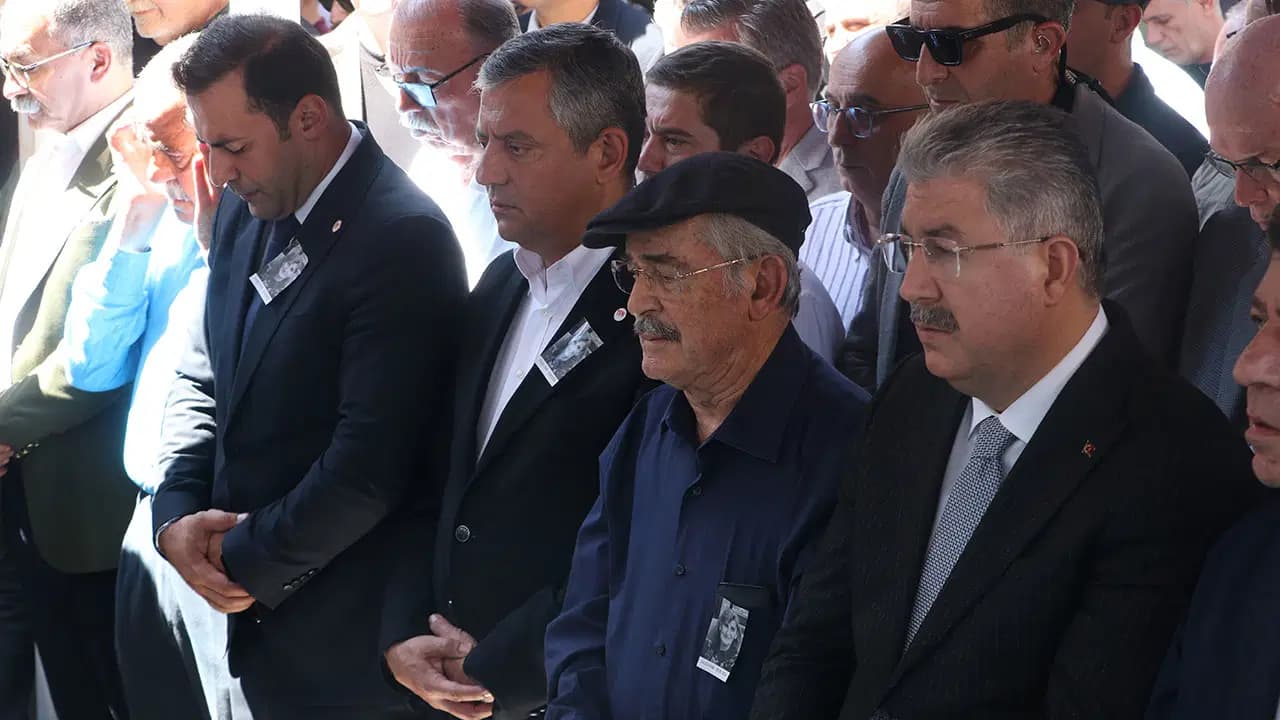 Özgür Özel, Yılmaz Büyükerşen'in kız kardeşinin cenaze törenine katıldı