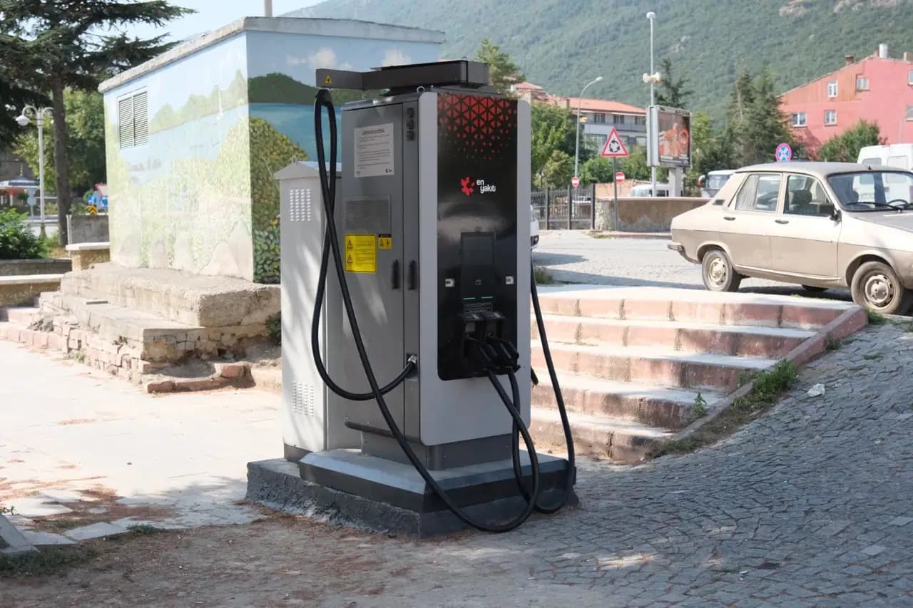 Akşehir'de elektrikli araçlar için yüksek hızlı şarj dönemi başladı