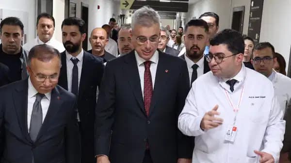 Sağlık Bakanı Memişoğlu, bıçaklı saldırıya uğrayan milletvekili Meriç'i hastanede ziyaret etti
