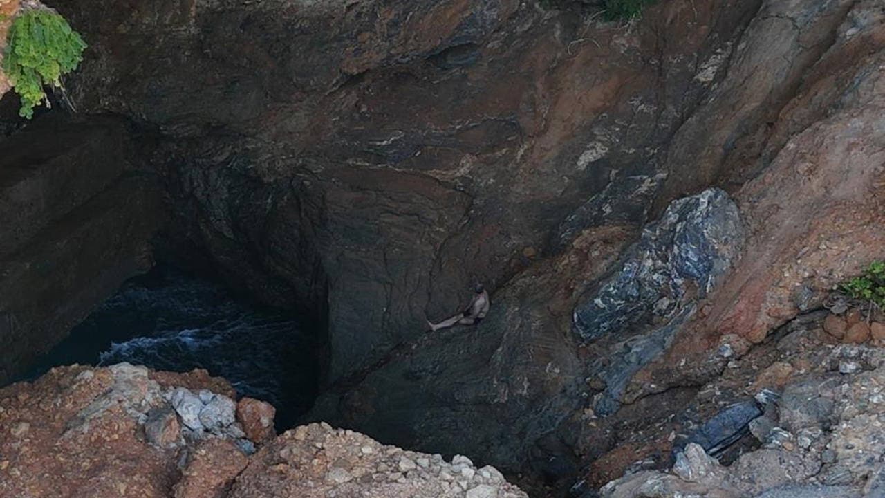 Alanya'da kayalıklarda mahsur kalan vatandaş 2 saatlik operasyonla kurtarıldı