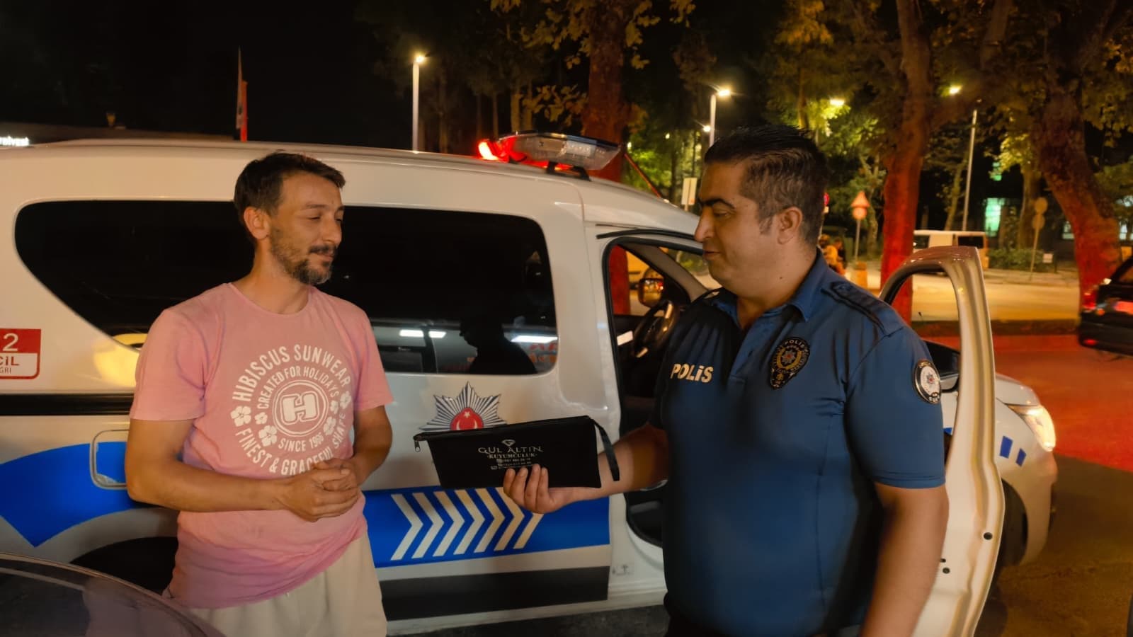 Bursa'da Dürüstlük Örneği: Park Halindeki Aracın Üzerinde Bulduğu 30 Bin TL'yi Polise Teslim Etti