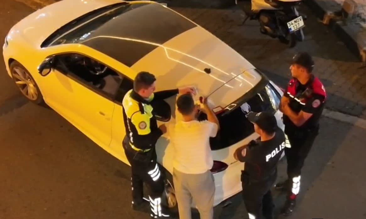 Başakşehir'de drone destekli gece operasyonu: Yüksek ses yapan 3 araç trafikten men edildi