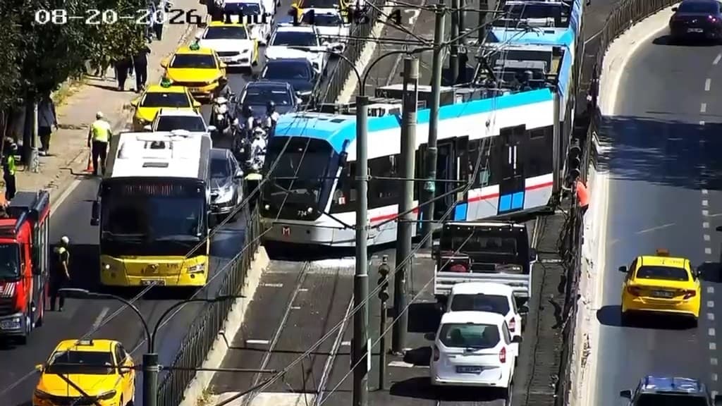 Fındıklı'da tramvay raydan çıktı: Yolcular tahliye edildi